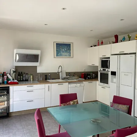 Maison Familiale Avec Piscine A Juvignac, 90 M², 6 Pers. *