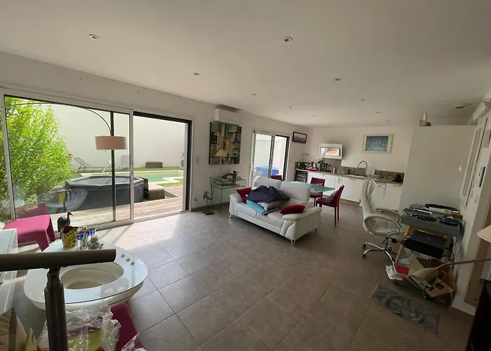 Maison Familiale Avec Piscine A Juvignac, 90 M², 6 Pers. Feriehus *