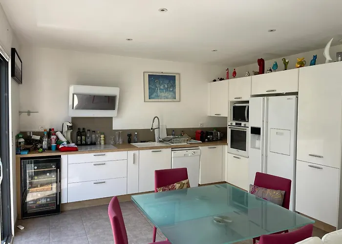 Maison Familiale Avec Piscine A Juvignac, 90 M², 6 Pers. *
